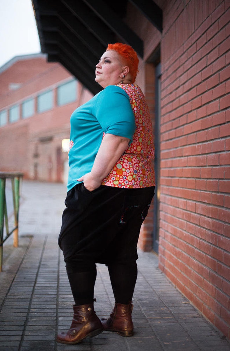 Plus Size T-shirt: Stickad bomullstopp med kaninapplikation bild 3