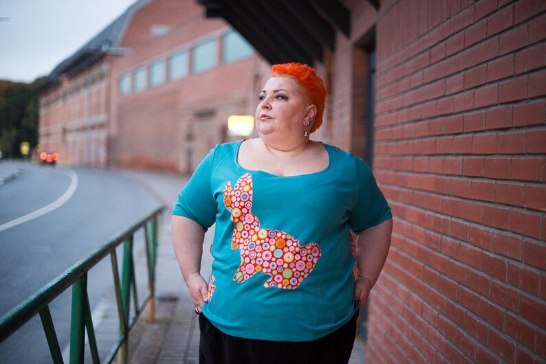 Plus Size T-shirt: Stickad bomullstopp med kaninapplikation bild 2