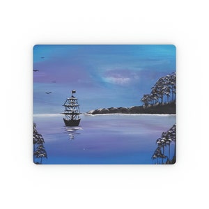 Peut inclure: Une peinture représentant un navire naviguant sur une étendue d'eau bleue calme. Le ciel est un dégradé de bleu et de violet, avec quelques nuages. Le navire est en silhouette contre le ciel, et l'eau est d'un bleu profond.