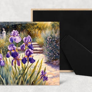 Puede incluir: Una pintura de un camino de jardín con iris púrpuras en flor. El camino está hecho de piedra y conduce a una puerta blanca en la distancia. El jardín es exuberante y verde con una variedad de flores y plantas.