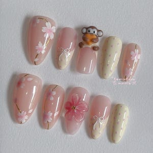 Unghie finte con motivo scimmia che abbraccia, simpatiche unghie 3D con scimmietta, unghie con fiori di ciliegio, unghie rosa, unghie dolci primaverili, vibrazioni floreali kawaii, unghie finte con perla di ciliegio.