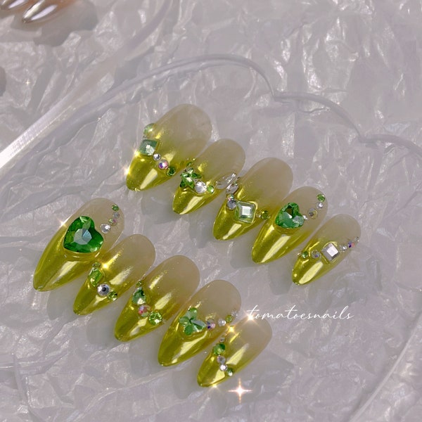 Uñas con gemas de bosque, uñas con gemas verdes, uñas japonesas, uñas cromadas, uñas con brillantes de diamantes de imitación, uñas con efecto tomate