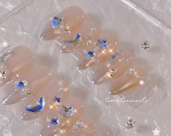 Unghie finte Celestial Girl, Unghie Magical Girl, Unghie con pietre preziose e strass, Unghie Moonlight, Unghie Crystal Moon and Star, Unghie Kira