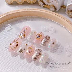 Glam navideño, uñas de invierno, uñas navideñas de lujo, uñas a presión navideñas, uñas con purpurina, uñas con adornos de purpurina de nieve rosa y blanca