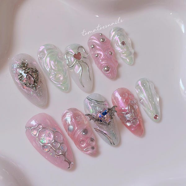 Uñas rosa cibernéticas Y2K, uñas pintadas a mano con purpurina plateada de ojo de gato, lindas uñas cromadas con corazón rosa 3D, elegantes uñas Y2K con lazo plateado