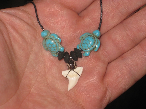 Turquois turtle surfer pendant with real shark tooth, with adjustable necklace.