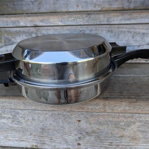 Vintage 90er Jahre Luster Craft wasserloses Kochgeschirr 10 + &quot;&quot;schwerer Boden aus 5-lagigem chirurgischem Edelstahl mit Bräter mit gewölbtem Deckel.&quot;