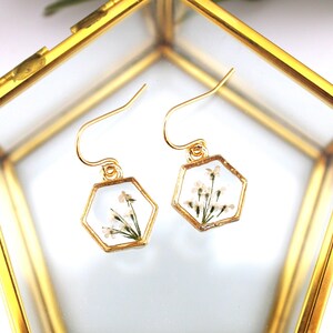 Boucles d&#39;oreilles fleurs pressées, fleur en résine, boucles d&#39;oreilles fleurs sèches, boucles d&#39;oreilles fleurs blanches, résine faite main, bijoux en résine