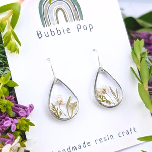 Pressed flower earrings, Resin flower, Dry flower earrings, White flower earrings, Handmade resin, Resin jewelry