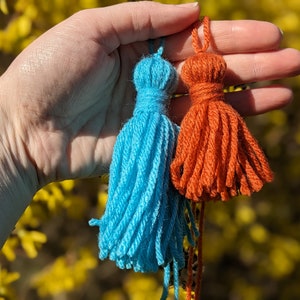 Yarn Tassels, 3 Small or 4 Large, Primitive Acrylic Yarn Tassels, Yarn Embellishments, Handmade Tassels with Tie Strings imagem 9