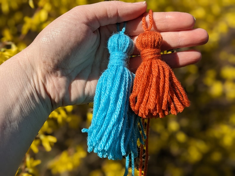 Yarn Tassels, 3 Small or 4 Large, Primitive Acrylic Yarn Tassels, Yarn Embellishments, Handmade Tassels with Tie Strings imagem 9