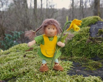 Kind mit Osterglocke