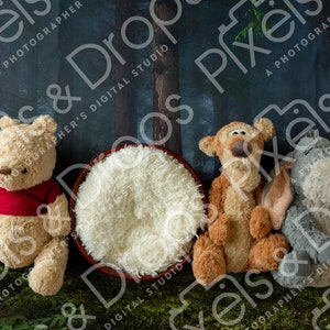 Puede incluir: Tres animales de peluche, Winnie de Pooh, Tigger y Ígor, están sentados en un entorno de bosque. Winnie de Pooh lleva una camisa roja. Tigger es naranja y tiene una cola larga. Ígor es gris y tiene orejas largas. Un accesorio redondo y esponjoso blanco está en el centro.