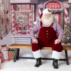 Papá Noel con traje a cuadros sonriendo en pose central sobre fondo de Kringles, Papá Noel para Photoshop, fotografía navideña de stock, superposición de Papá Noel