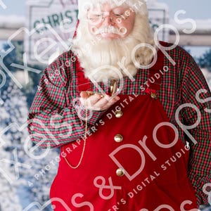 Vista frontal de Papá Noel con rayas y cronómetro sobre fondo nevado. Papá Noel para Photoshop. Fondo digital navideño. Superposición de Papá Noel para Photoshop.