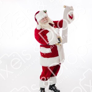 Papá Noel con traje rojo, pergamino y bolígrafo sobre fondo blanco. Papá Noel para Photoshop. Fondo digital navideño. Superposición de Papá Noel para Photoshop.