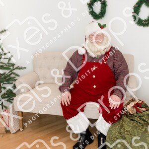 Papá Noel con traje de rayas sentado en un sofá, Papá Noel para Photoshop, fotografía navideña de stock, superposición de Papá Noel