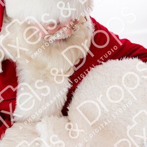 Papá Noel de rojo con un bebé recién nacido, Papá Noel para Photoshop, fondo digital navideño, superposición de Papá Noel para Photoshop, Papá Noel con un bebé recién nacido