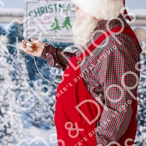 Papá Noel a rayas, vista derecha, sosteniendo un cronómetro sobre un fondo nevado. Papá Noel para Photoshop. Fondo digital navideño. Superposición de Papá Noel para Photoshop.