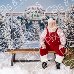 Papá Noel con traje de rayas sentado en un banco sobre un fondo nevado, Papá Noel para Photoshop, fotografía navideña de stock, superposición de Papá Noel