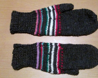 Grey mittens with colourful stripes