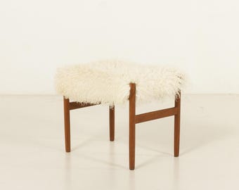 Dänischer mid century Teakholz Fußhocker aus langhaar Schaffell. 1960er Jahre