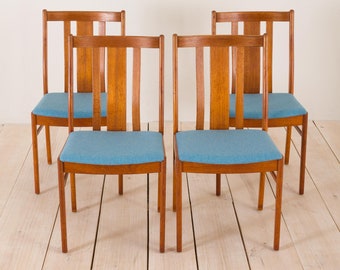 Ensemble de 4 chaises danoises du milieu du siècle en teck avec nouveau rembourrage bleu dans le style Folke Ohlsson