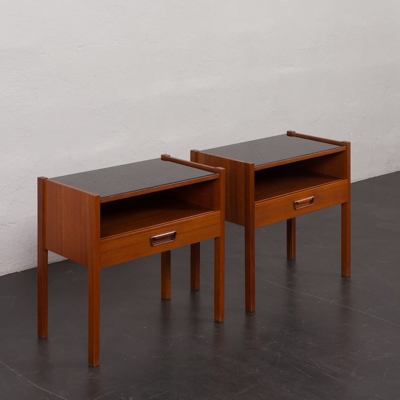 Pair of Italian mid century teak nightstands with glass top, 1960s zdjęcie 3