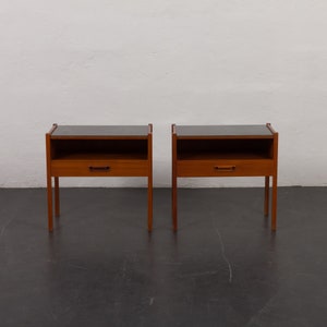 Pair of Italian mid century teak nightstands with glass top, 1960s zdjęcie 4