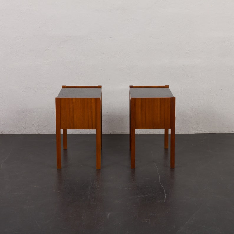 Pair of Italian mid century teak nightstands with glass top, 1960s zdjęcie 5