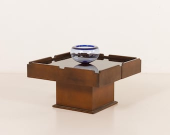 Mesa de centro vintage italiana com compartimento para bar, em nogueira e vidro, década de 1970.