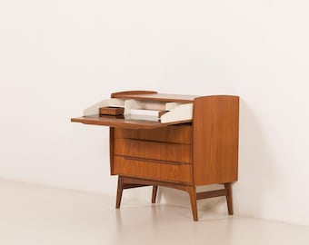 Dansk byrå med dolt skrivbord eller sminkbord, 1960-talet