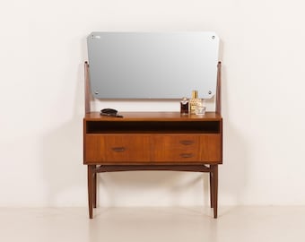 Scandinavische kaptafel uit het midden van de eeuw met verstelbare spiegel, jaren 60