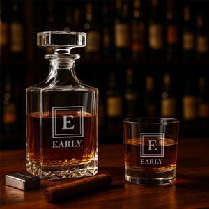 Custom Whiskey Decanter Set with Glasses – Personalized Groomsmen Gift, Best Man Gift, Wedding Party Favor, Engraved Barware Gift for Him