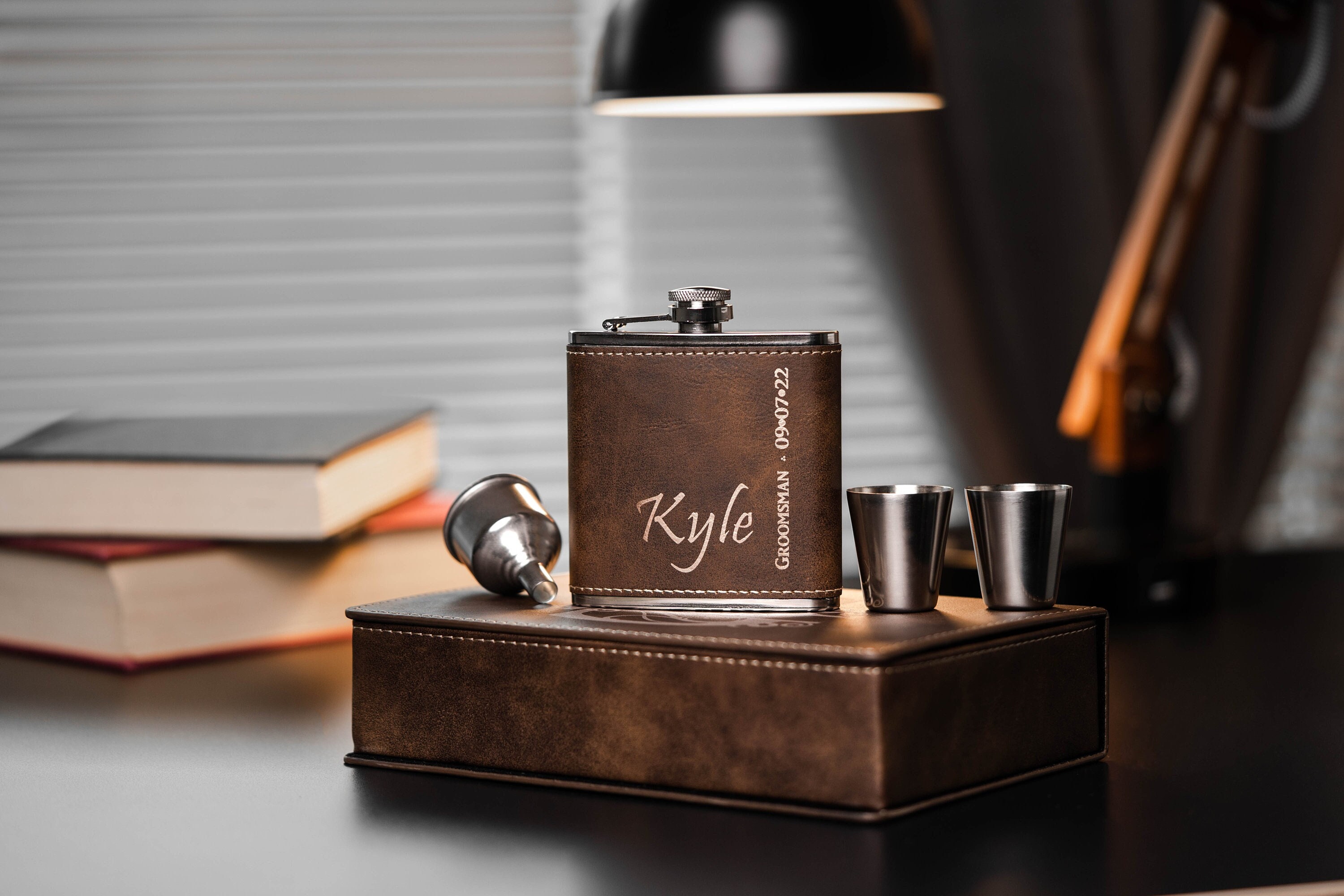 Personalised Engraved Flask - PU Leather Hip Flask Groomsmen Gift Birthday - Foto 5