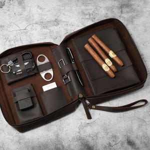 Gepersonaliseerde leren sigarenkoker – aangepaste gegraveerde sigarenhouder voor reizen, cadeaus bruidsjonkers, kerstcadeau heren, sigaaraccessoire met monogram