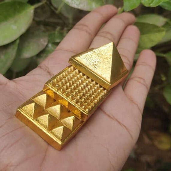 teater Penge gummi Springboard Buy Hijet Metal Brass Golden Plated Pyramid Vastu Yantra small Online in  India - Etsy