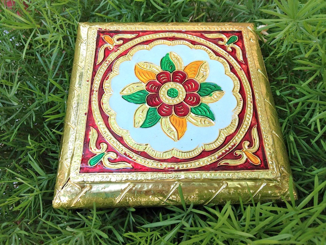 Hijet Tavolino Pooja In Legno Meenakari Con Stampa Pavone - Chowki Per Preghiera E Decorazione Casa, 18x18x2 Cm, Dorato