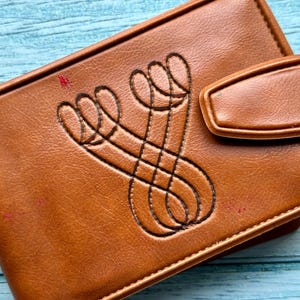 Cartera Franstef vintage de piel auténtica color canela con cierre a presión y diseño decorativo en el frente