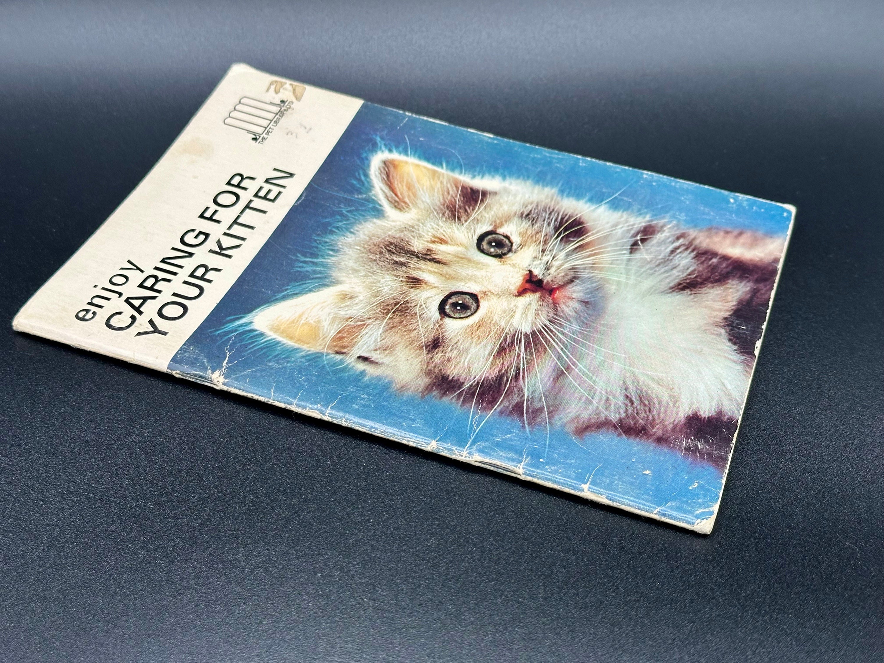 洋書 The Key to Caring Enjoy Caring for Your Kitten - Softcover Earl Schneider