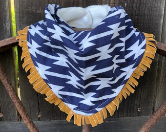 Babador bandana asteca para bebê: estampa geométrica azul-marinho com franjas de camurça sintética.