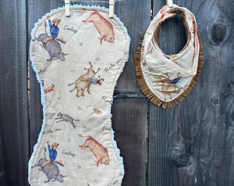 Set vintage babyslabbetje en spuugdoekjes, imitatiesuède franje
