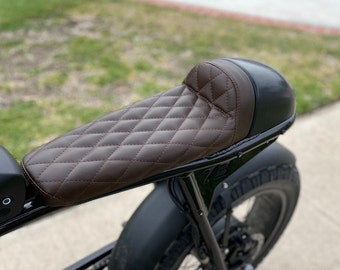 Brown Senyar Motorcycle Cafe Racer Saddle,63cm Refit Hump Vintage Cushion Saddle Universal for Retro Cafe Modification Brown Senyar Motorcycle Cafe Racer Saddle,63cm Refit Hump Vintage Cushion Saddle Universal for Retro Cafe Modification