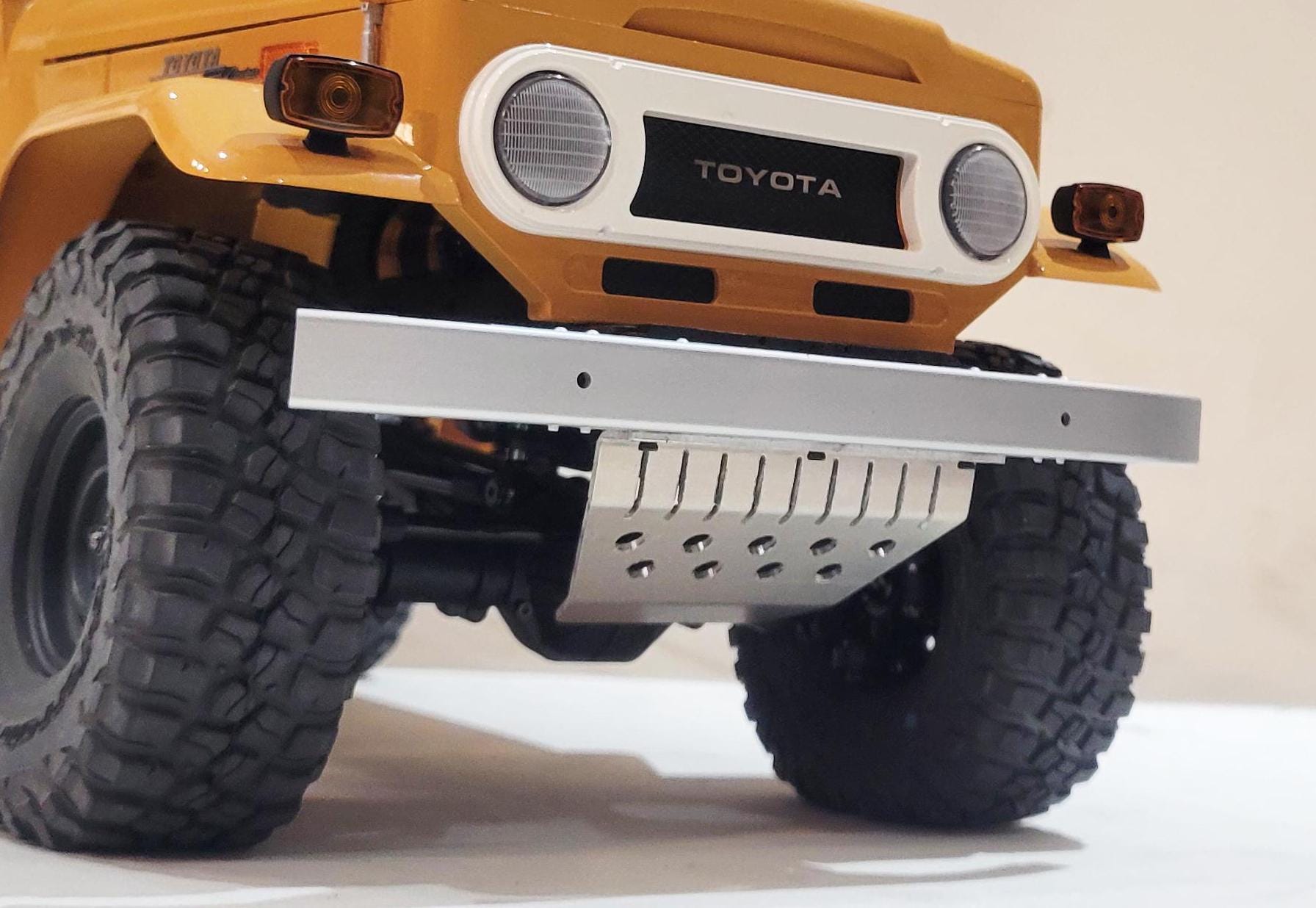FMS 1/10 トヨタ ランドクルーザー FJ40 用フロント スキッド プレート 