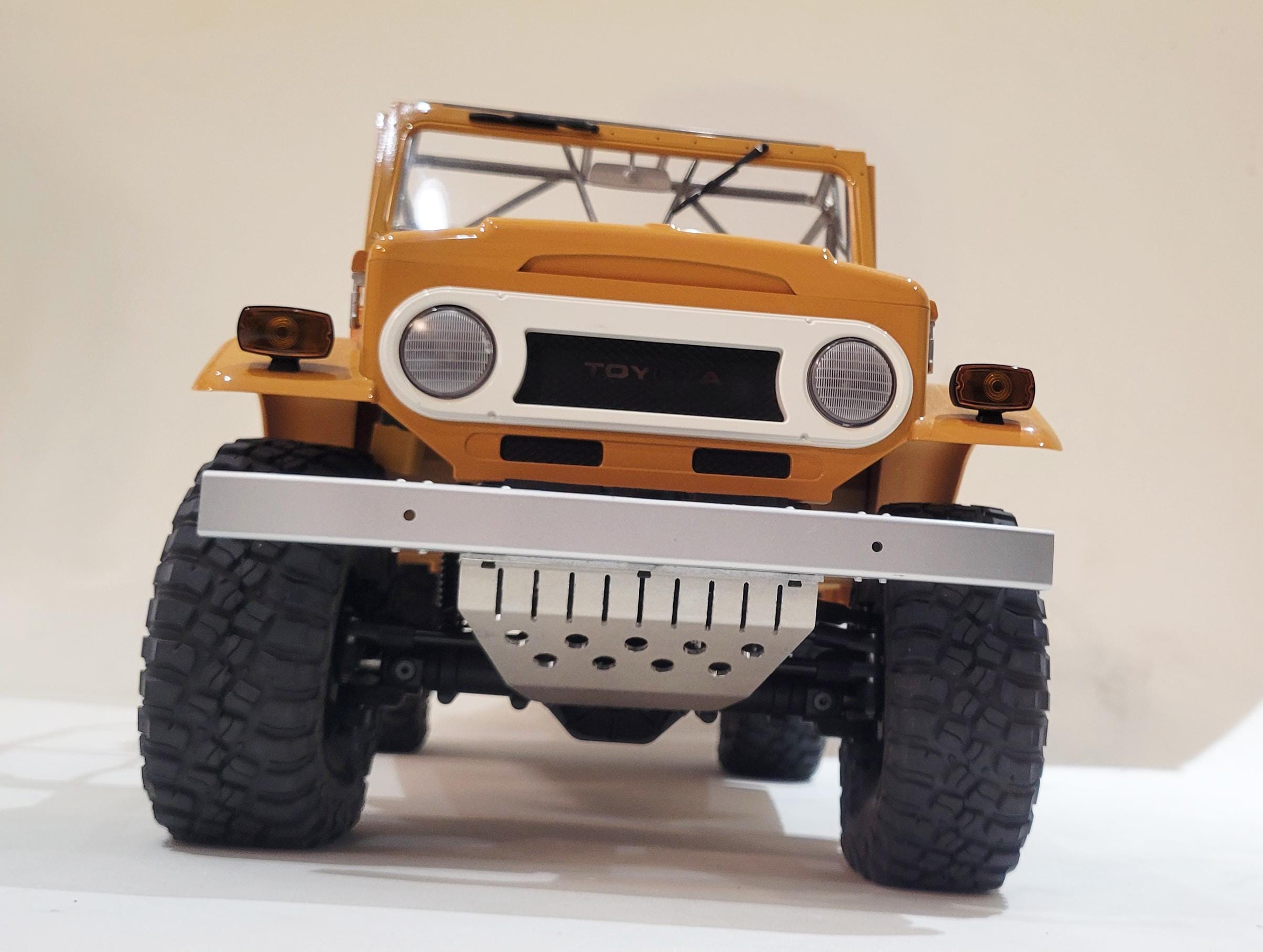 FMS 1/10 トヨタ ランドクルーザー FJ40 用フロント スキッド プレート 