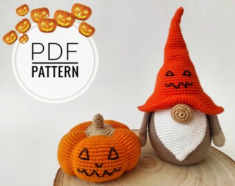 Può includere: Una zucca e un gnomo all'uncinetto con facce di zucca. Lo gnomo indossa un cappello alto arancione e ha una barba bianca. La zucca è arancione con un gambo marrone. Lo sfondo è bianco con un cerchio che dice "PDF PATTERN" e diverse zucche arancioni.