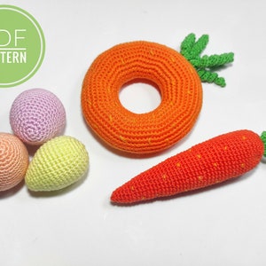 Puede incluir: Zanahoria, anillo y tres huevos tejidos a crochet en varios colores pastel.  PDF PATTERN est&aacute; escrito en un c&iacute;rculo verde.