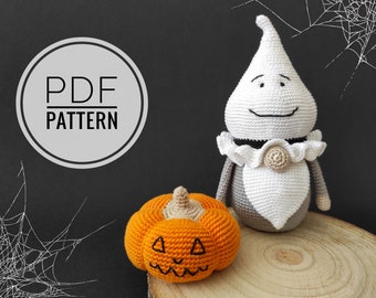 Può includere: Schema all'uncinetto per un fantasma e una zucca. Il fantasma è bianco con un corpo grigio e un sorriso nero. La zucca è arancione con una faccia di zucca intagliata nera. Lo schema è disponibile per il download in PDF.