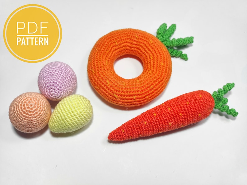 Puede incluir: Un conjunto de juguetes de crochet que incluye una zanahoria, un anillo y tres huevos en diferentes colores. Los juguetes est&aacute;n hechos con un hilo suave y texturizado y son perfectos para beb&eacute;s y ni&ntilde;os peque&ntilde;os.
