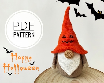Può includere: Schema a uncinetto per un gnomo di Halloween con un cappello di zucca arancione e una barba bianca. Lo schema è disponibile per il download in PDF. L'immagine include anche il testo "Happy Halloween".
